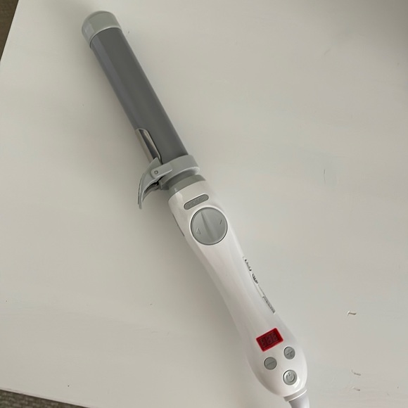 Beachwaver S1.25 Dual Voltage White Rotating Curling Iron - Picture 4 of 7
